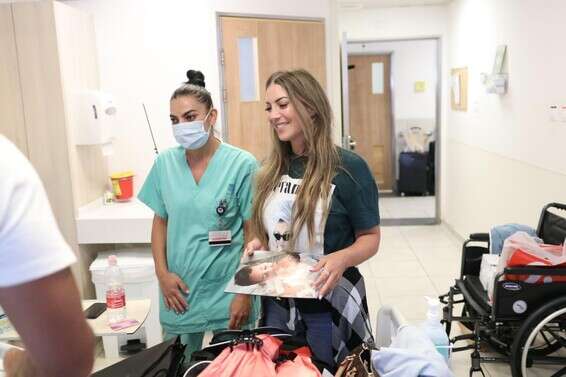 חיוכים אחרונים לצוות. שר פיטנס // צילום: אור גפן